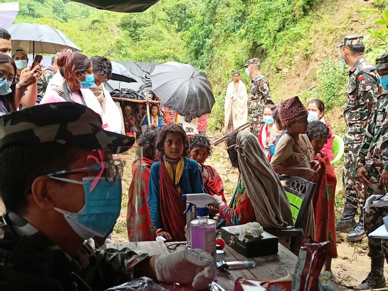बस्तीमै  स्वास्थ्य  शिविरपछि राउटे खुशी