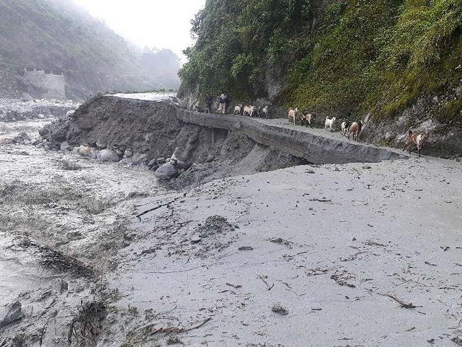सडकमा झन्डै चार अर्बको क्षति