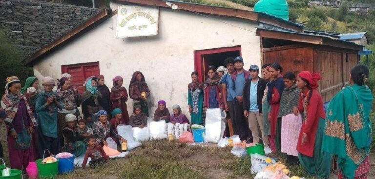 खार्पुनाथमा आमा र शिशुलाई पोषण सामग्री सहयोग