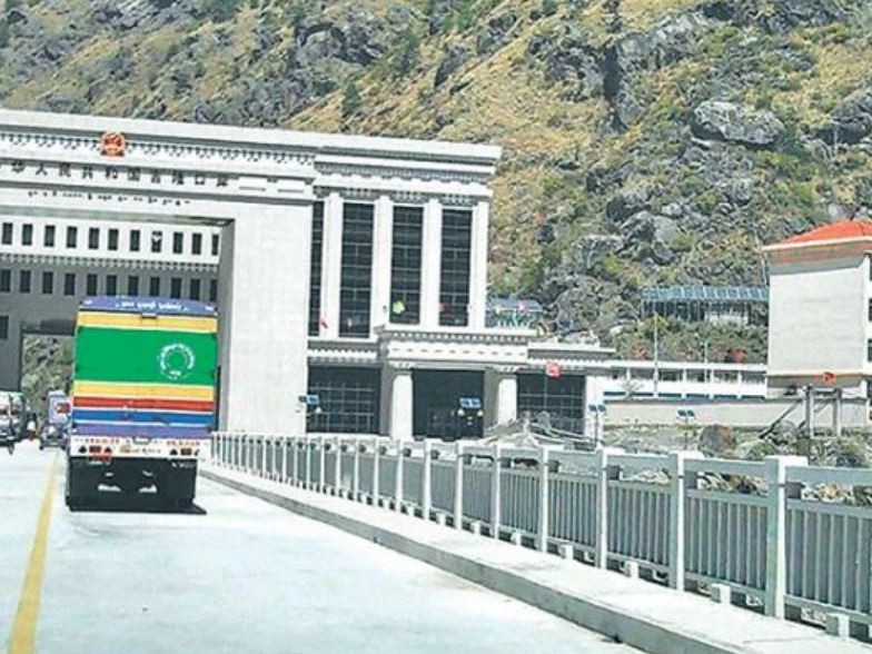 रसुवागढी नाकाबाट ३६ कन्टेनर स्याउ नेपाल भित्रियो