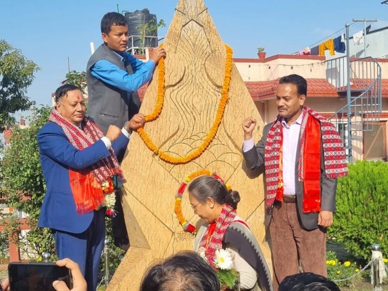 शहीद स्तम्भमा मन्त्रीको माल्यापर्ण