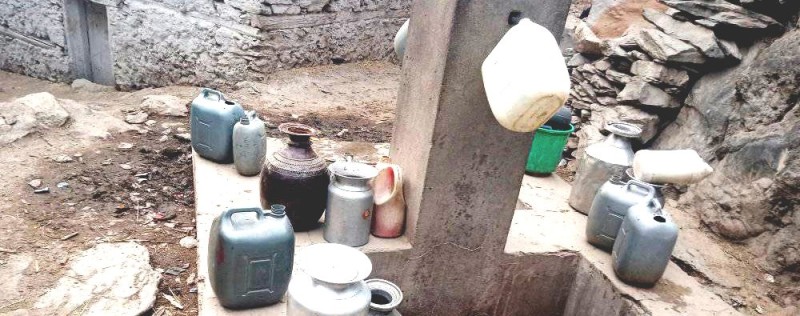 श्रीनगरमा खानेपानी संकट :  घण्टौँ लाइन बस्नुपर्ने बाध्यता 