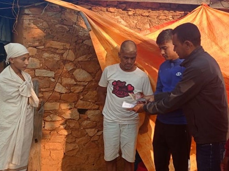 एमालेद्धारा क्यान्सरबाट मृत्यु भएका परिवारलाई किरिया खर्च