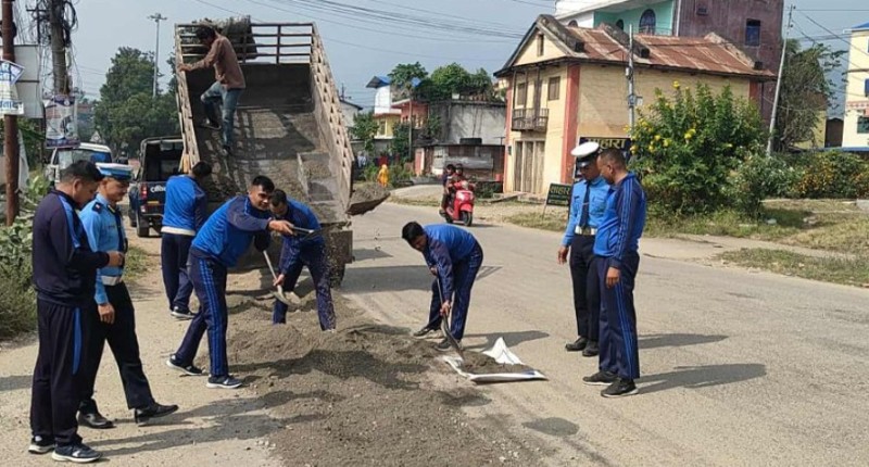 सुर्खेतमा ट्राफिक प्रहरीद्वारा सडक मर्मत