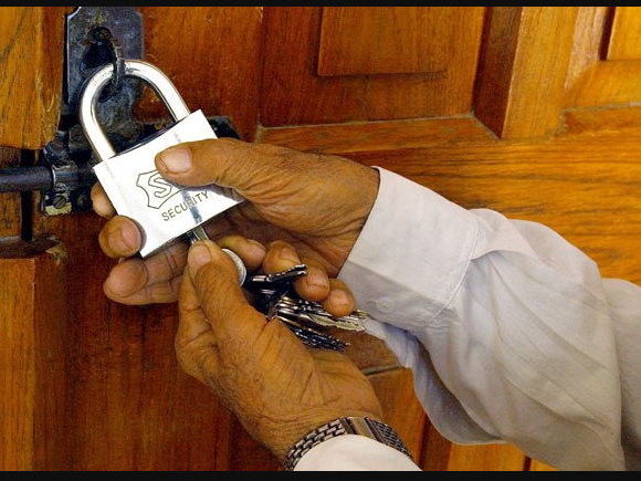 घर डुबानमा परेपछि नगरपालिकामा तालाबन्दी