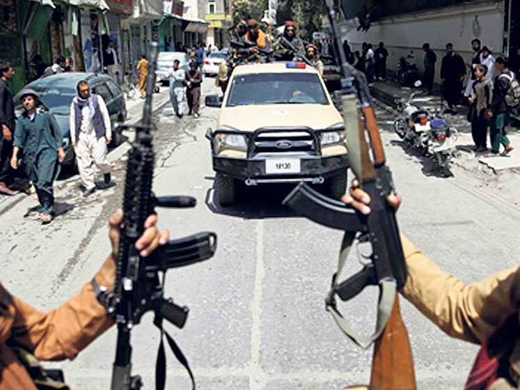 विगतका तालिबानी कडाकु काबुलका शहरमा सैन्य गस्ती गर्दै