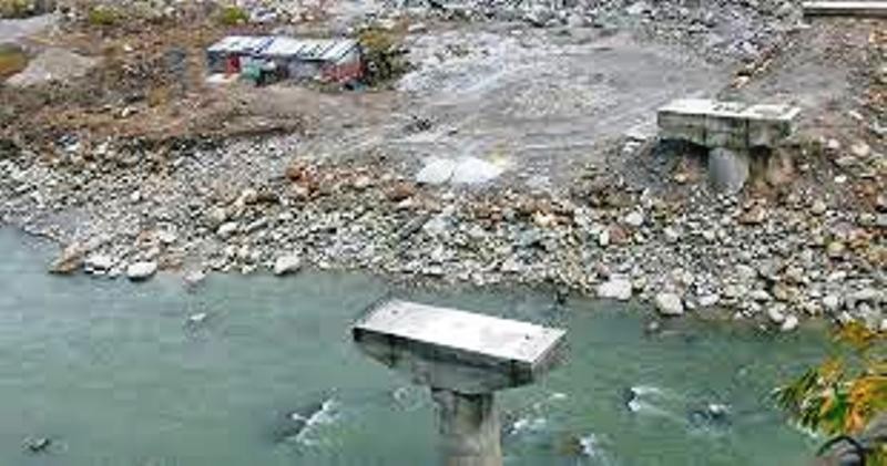 तीन वर्षदेखि पुलविहीन तिलागुफा, वर्षामा यातायात ठप्प