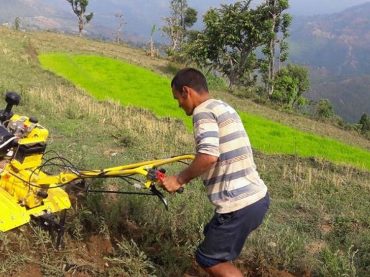 किसानलाई हाते ट्रयाक्टर 