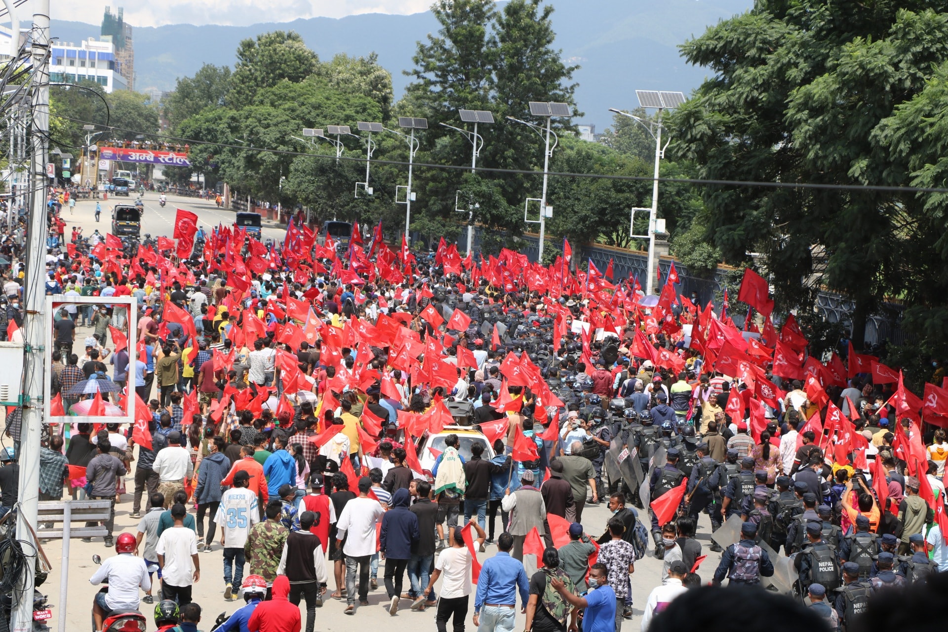 एमसीसीविरुद्ध विप्लव र प्रकाण्डको प्रदर्शन 