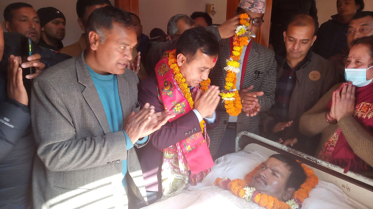 महामन्त्रीको जिम्मेवारी सम्हाल्नु अघि  घाइते कायस्थलाई भेट्न काभ्रे पुगे विश्वप्रकाश