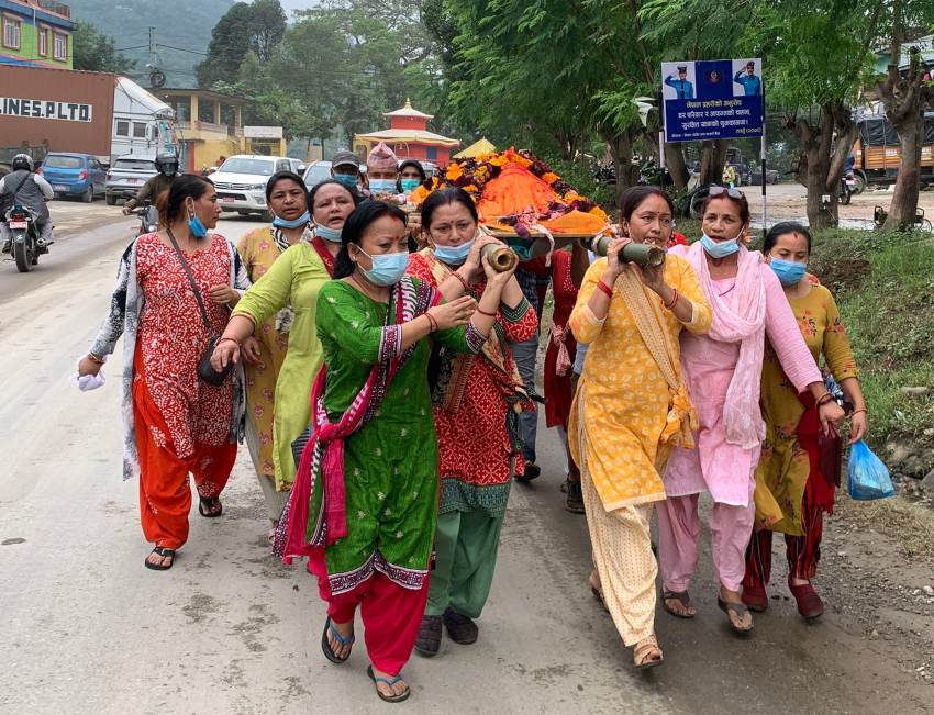 महिलाले शव बोकेर घाटसम्म पुर्याए