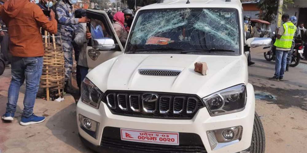 मतदान गर्न पुगेका मेयरको गाडी तोडफोड