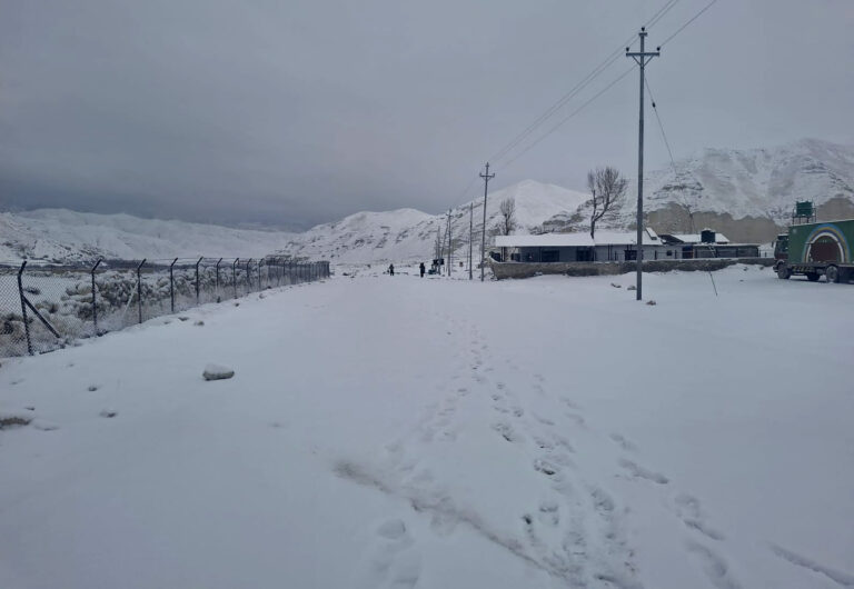 हुम्लामा भारी हिमपात हुँदा किसान रमाए