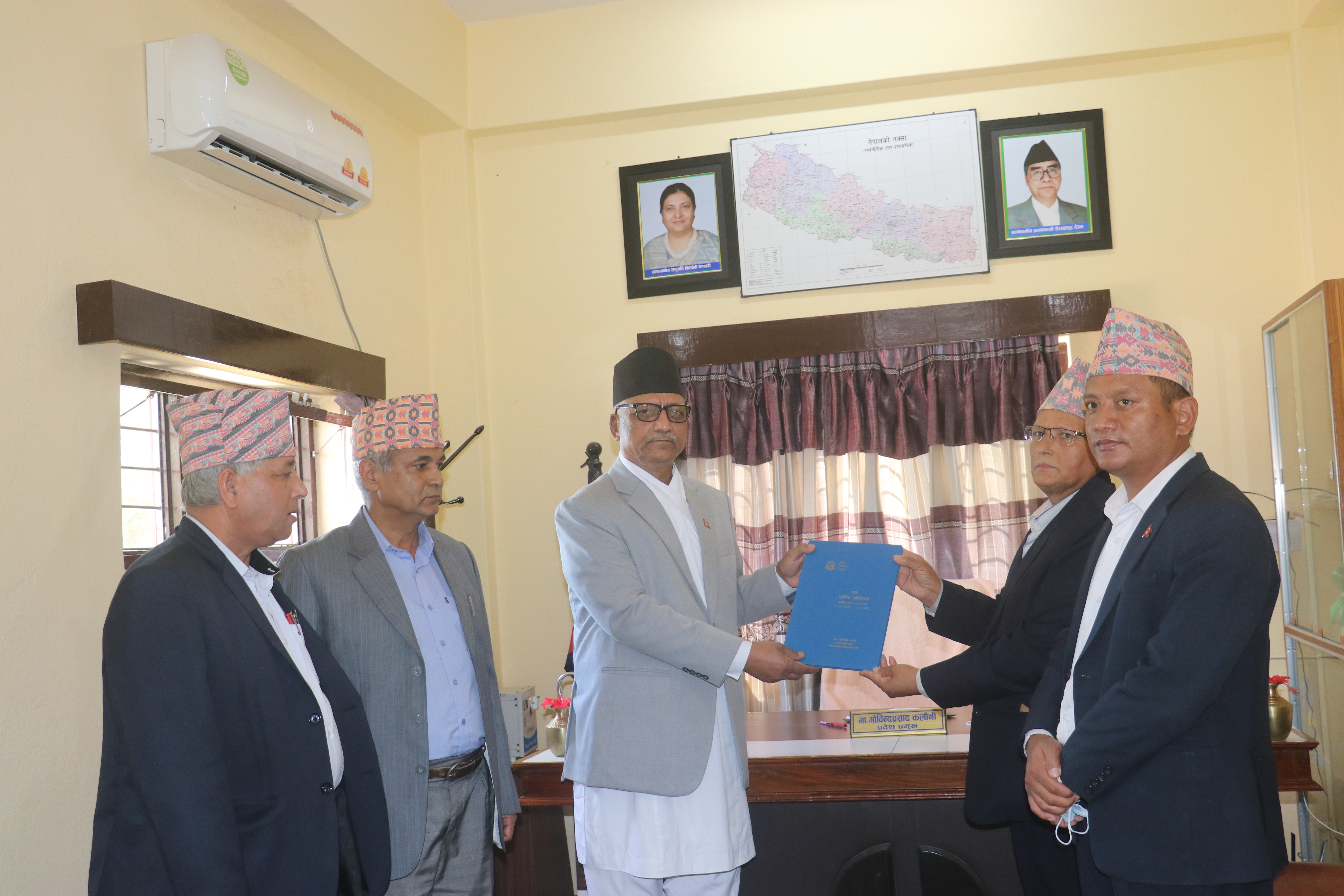 प्रदेश प्रमुख समक्ष लोकसेवा आयोगको प्रतिवेदन पेश