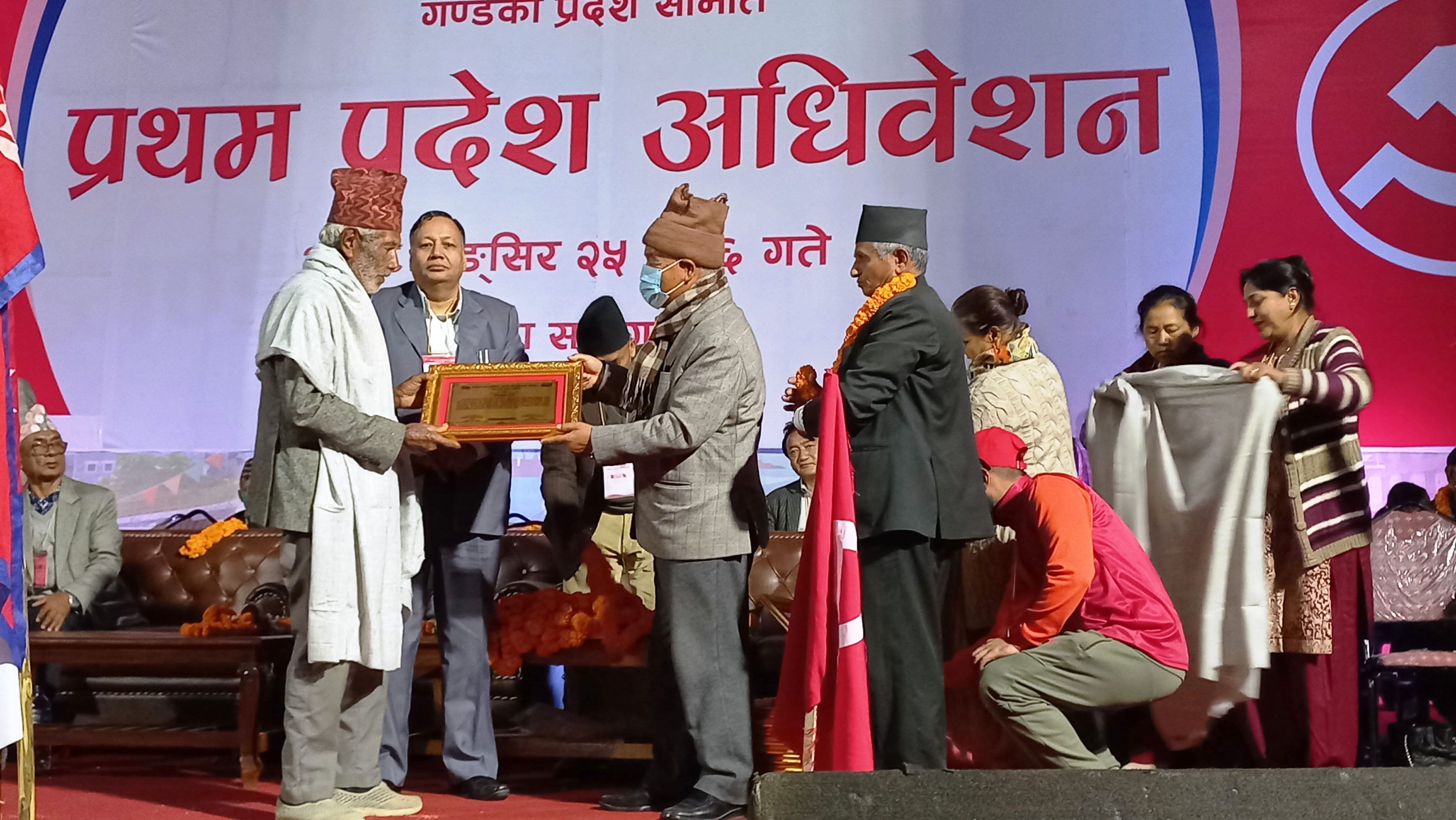 माओवादीद्वारा सहिद परिवारका सदस्यलाई सम्मान