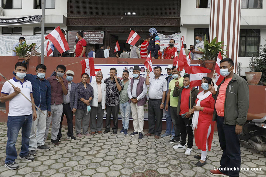 कांग्रेस केन्द्रीय कार्यालयमा जिल्ला सभापतिहरुको धर्ना