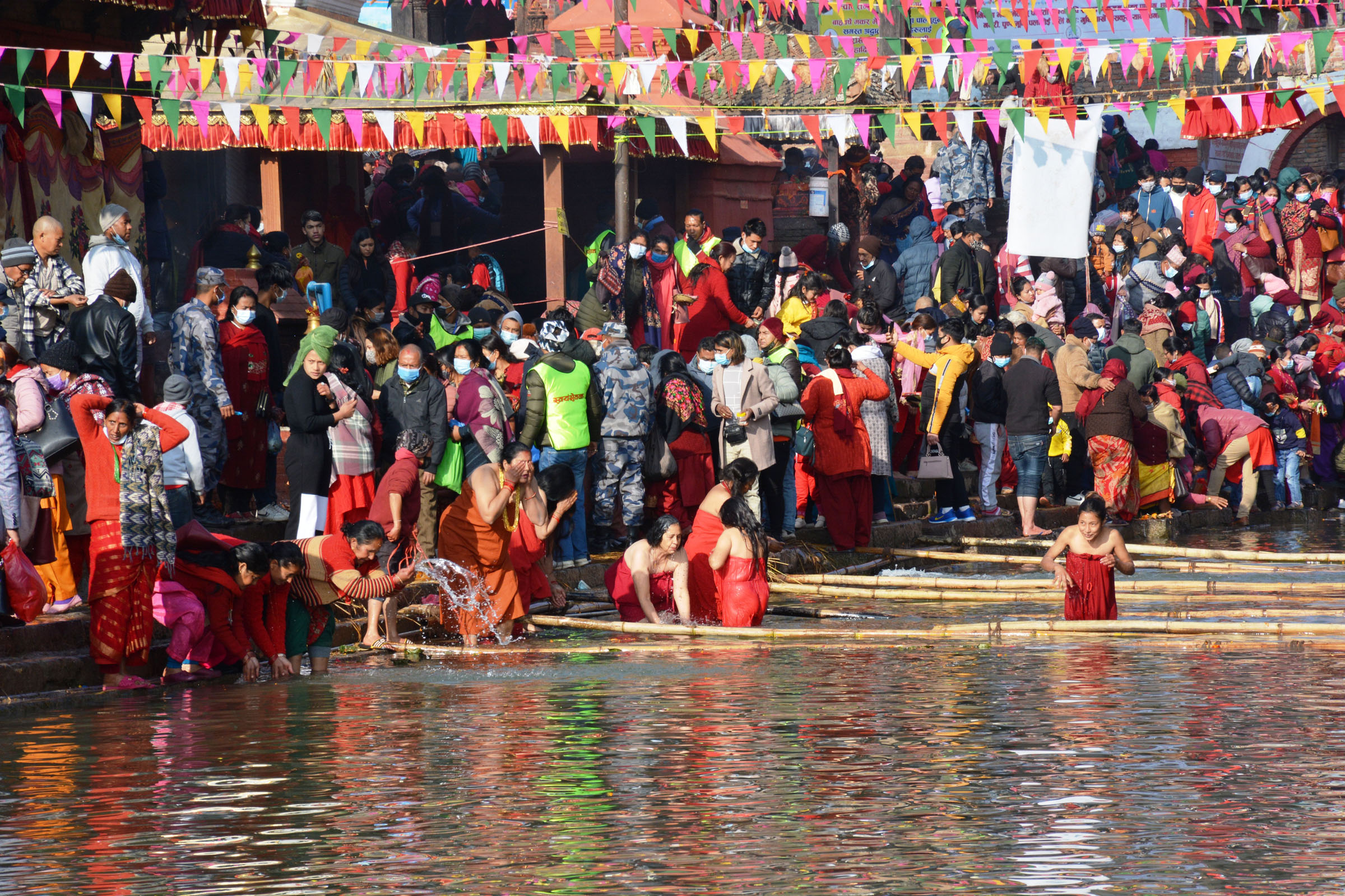 मकर मेला स्नानमा बढ्न थाल्यो दर्शनार्थीको घुइँचो
