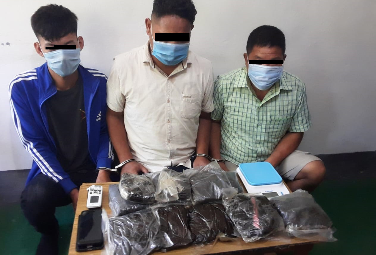 अफिमसहित पक्राउ 