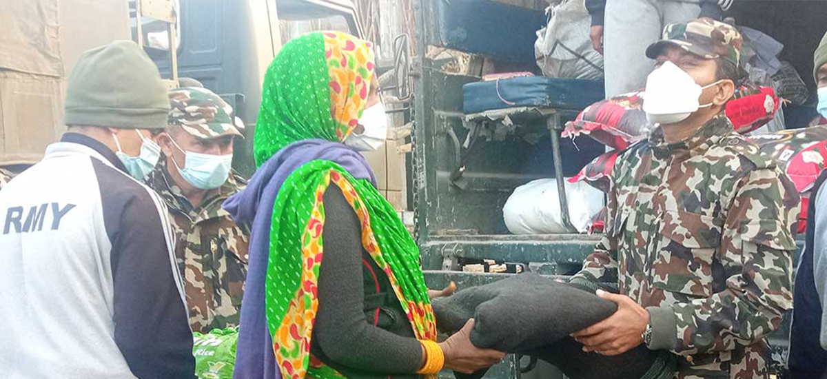 सैनिक श्रीमती सङ्घद्वारा राहत वितरण