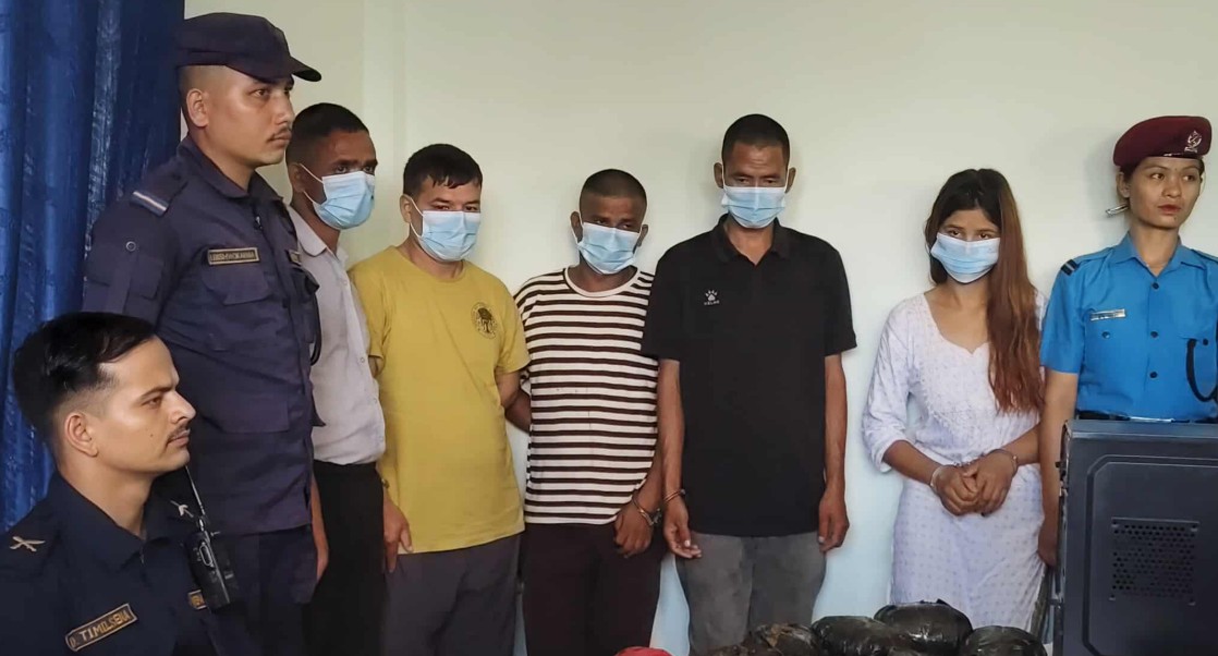 मिडियाको आवरणमा ‘क्राइम फ्याक्ट्री’: सुर्खेतमा नक्कली नोट र अफिम कारोबार गर्ने गिरोह पक्राउ