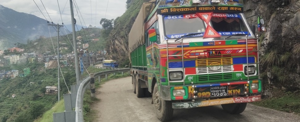 अवरुद्ध कर्णाली राजमार्ग कालिकोटमा लेदो पहिरो हटाएर पुनः खुल्यो