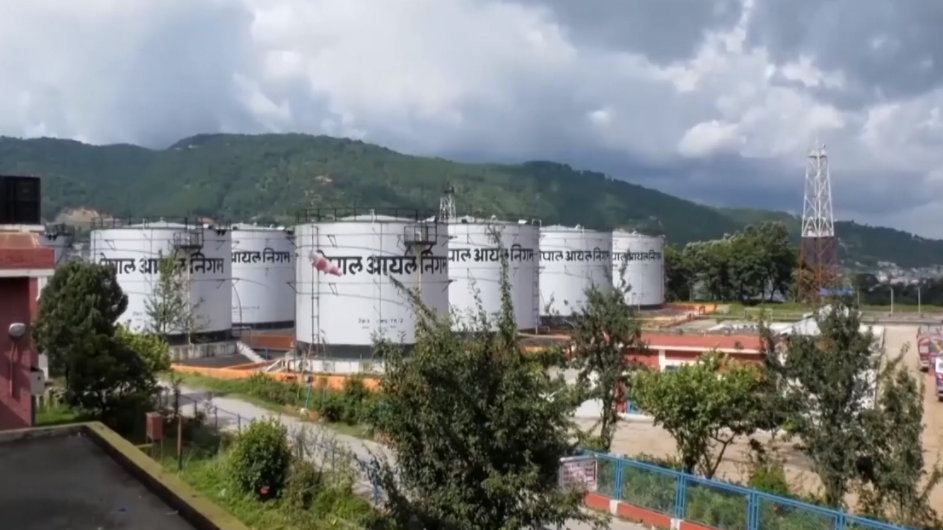 पेट्रोलमा प्रतिलिटर ५८ रुपैयाँ कर