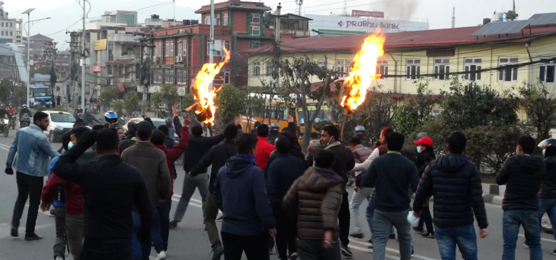 गृहमन्त्रीको पुतला दहन