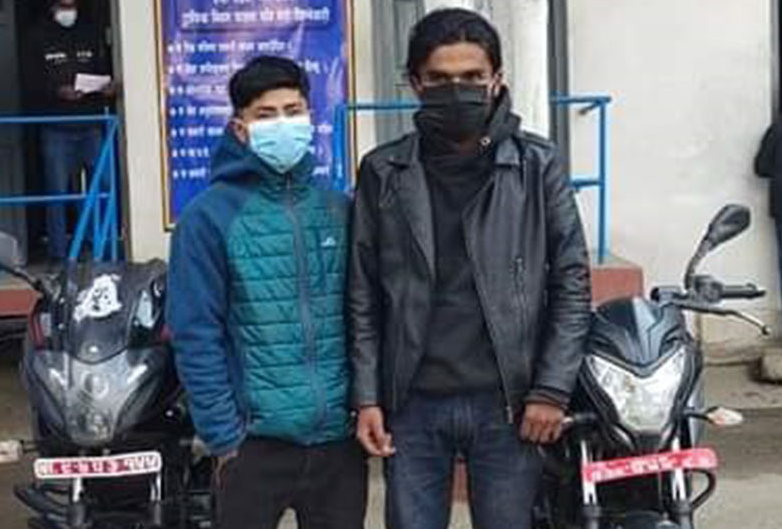 चोरीको मोटरसाइकलसहित दुई जना पक्राउ