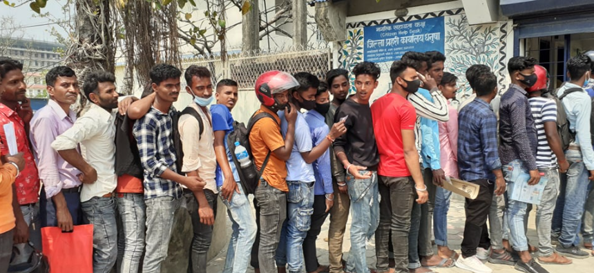 म्यादी प्रहरीमा आवेदन दिनेको भीड