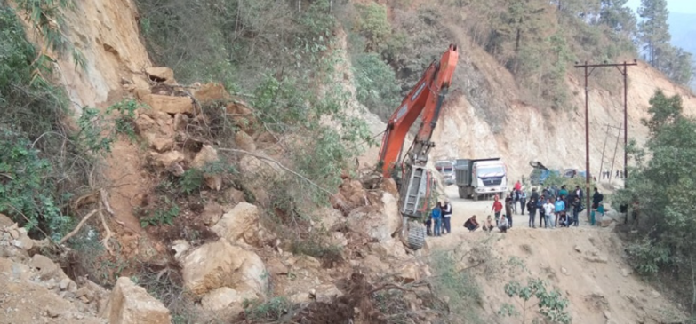 सुख्खा पहिरोले स्काभेटर पुरियो