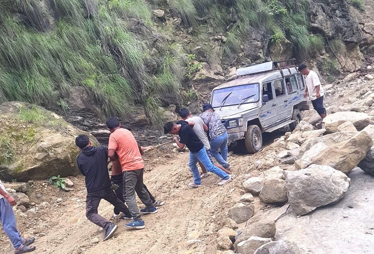 वर्षाले सुर्खेत पश्चिमका नागरिकलाई कच्ची बाटोको सास्ती