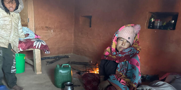 ‘बर्थिङ सेन्टर’ त छ टाढा छ, गर्भवतीलाई ‘स्ट्रेचर’मा लैजानुपर्छ, बोक्ने पुरुष पाइन्न