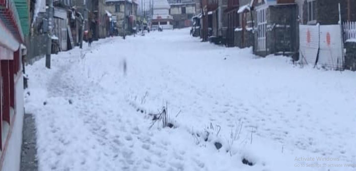 हिउँले मनाङका डाँडाकाँडा सेताम्मे 