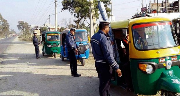 अटो चलाएर जीविका चलाउँदै 