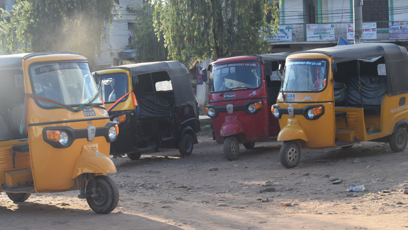 अटो चलाएर जीविका धान्छन्  ‘चौधरी दम्पती’ 