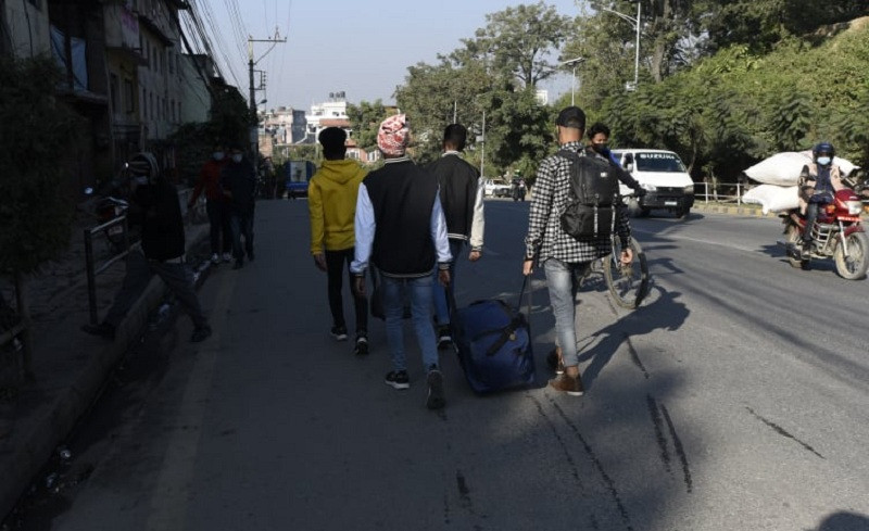 आठ बन्दकर्ता प्रहरी नियन्त्रणमा