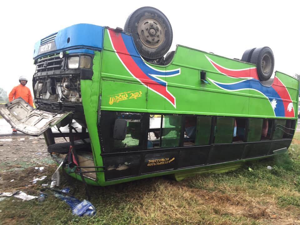 बस पल्टिँदा एकको मृत्यु, एक दर्जन यात्रु घाइते 