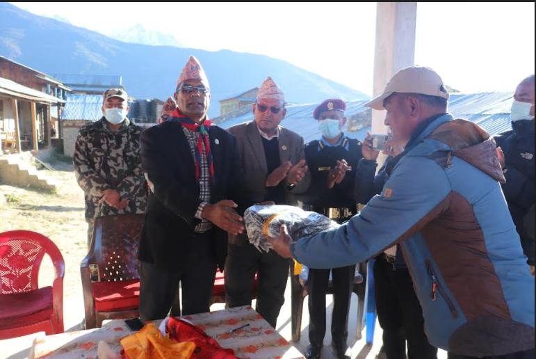 मुख्यमन्त्री शाहीद्वारा बालमन्दिरका विद्यार्थीलाई पोषाक हस्तान्तरण