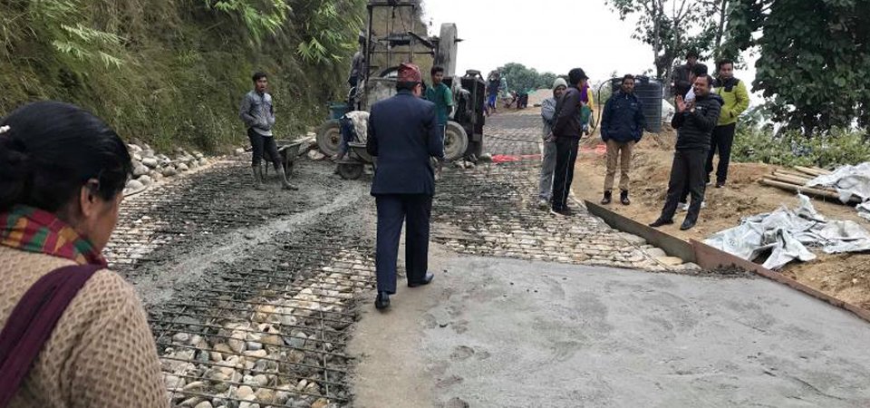 सडक ढलान अलपत्र पारेको भन्दै स्थानीयवासीको विरोध