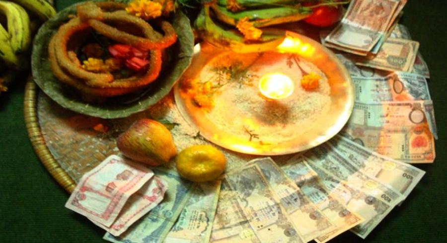 राष्ट्रपति कार्यालयको आँगनमा देउसीभैलो