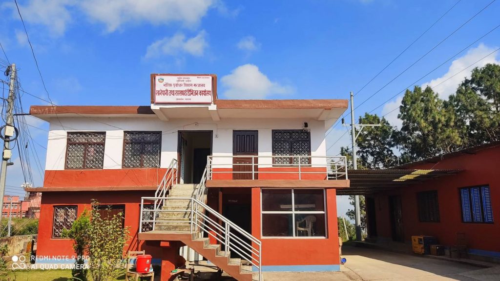 कार्यालय प्रमुख नहुँदा सेवा प्रवाहमा समस्या