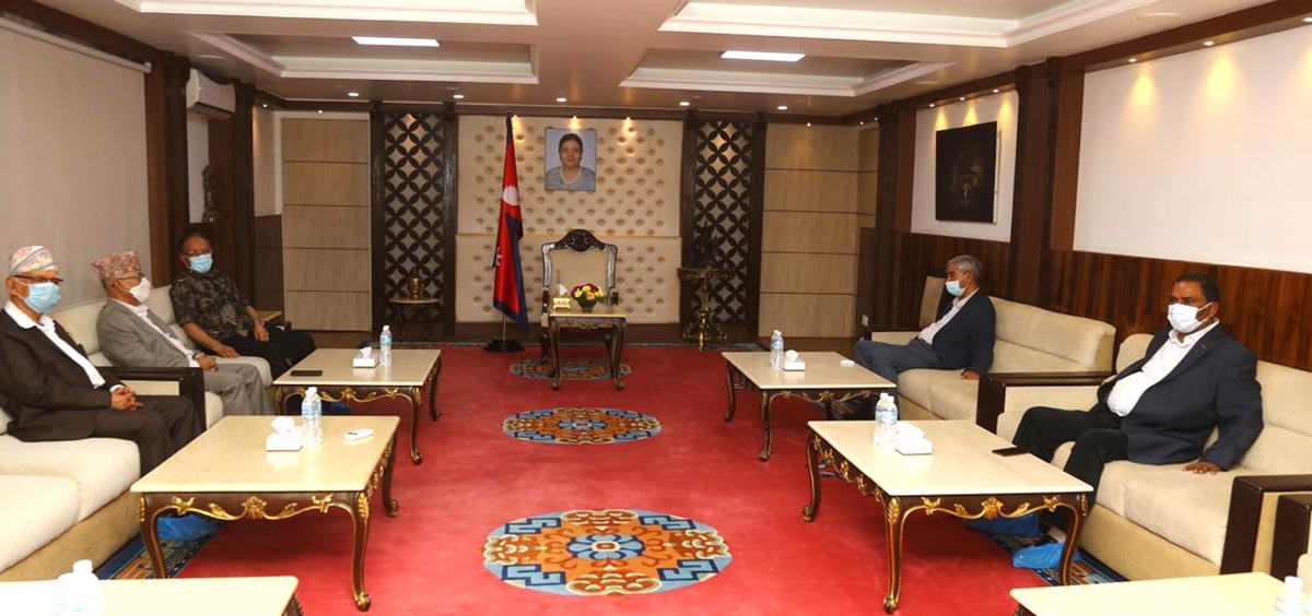 सत्तारुढ गठबन्धनका शीर्ष नेताको बैठक बालुवाटारमा जारी