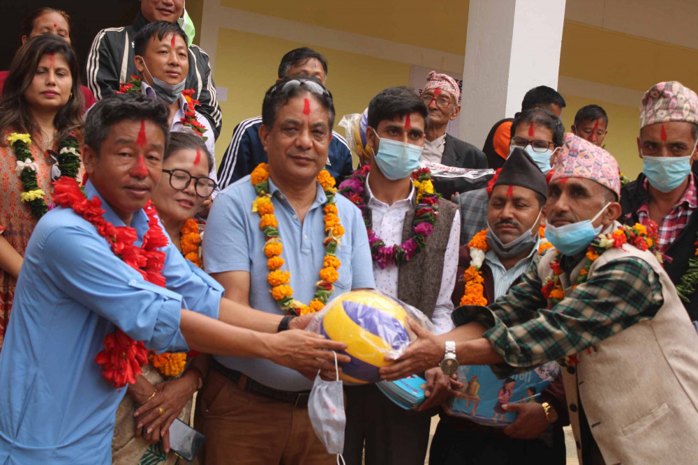 पर्शुराम राई स्मृति प्रतिष्ठानद्वारा स्वास्थ्य तथा खेलकुद सामग्री वितरण