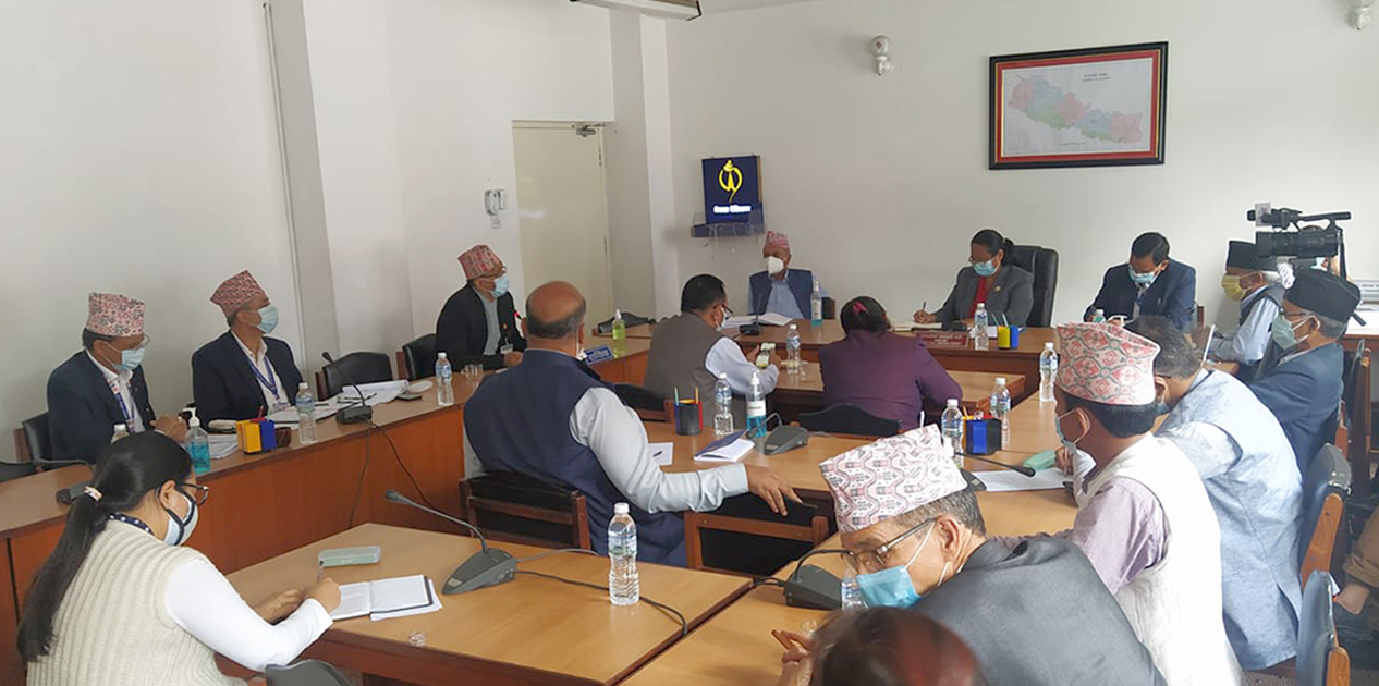 कर्मचारीका छोराछोरीलाई छात्रवृत्तिमा मतभेद