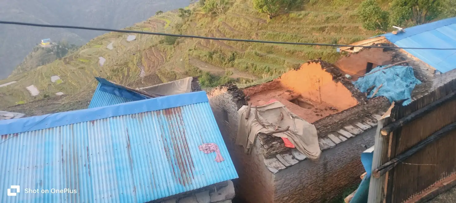 अछाममा भीषण हावाहुरी, दर्जनौँ घर र संरचनामा क्षति