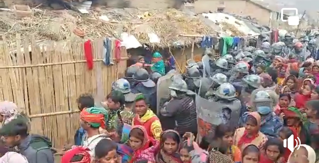 सरस्वतीको मूर्ति सेलाउन जाने क्रममा झडप, २ प्रहरी घाइते