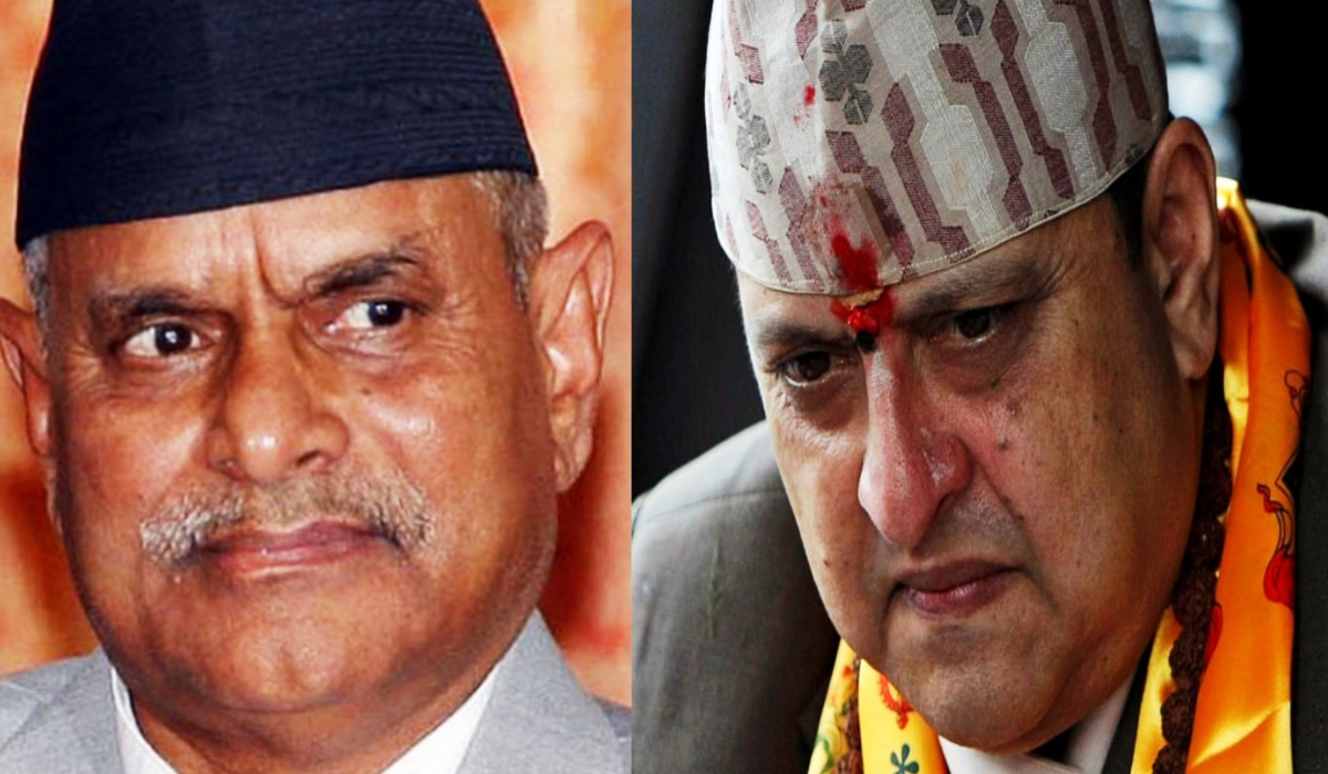 प्रथम राष्ट्रपति डा यादव र पूर्वराजा शाहबाट टीका ग्रहण 