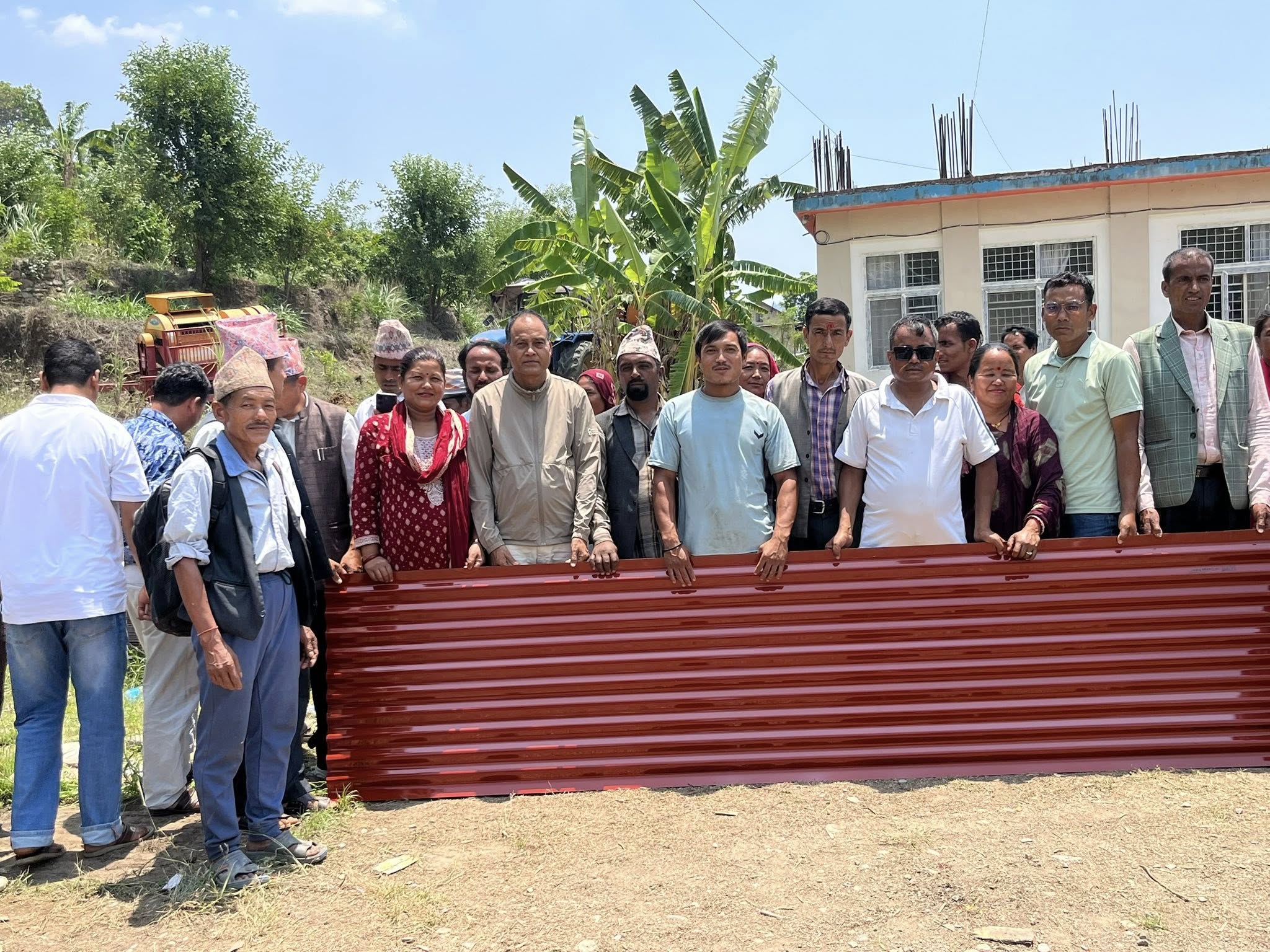  कालिमाटीमा खरमुक्त अभियान तीव्र, २०१ घरधुरीलाई जस्तापाता वितरण