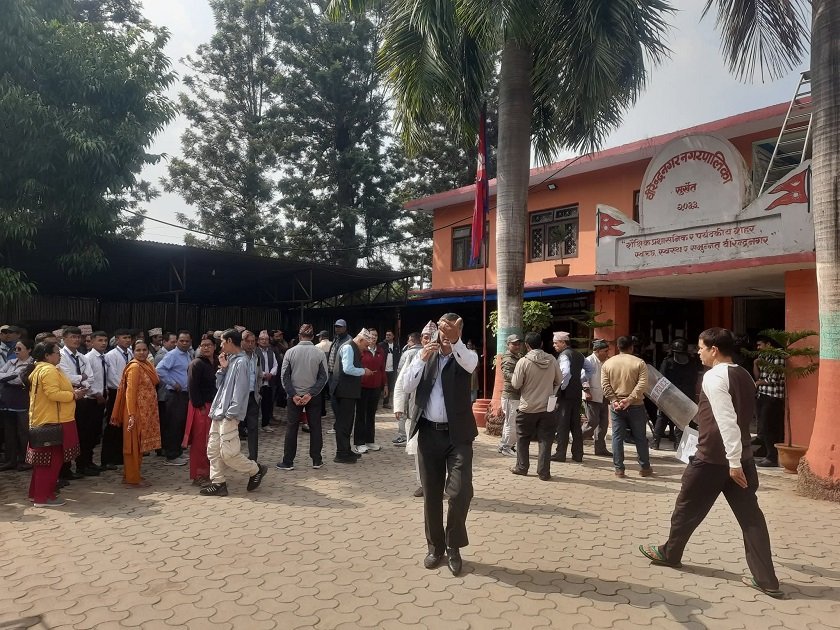 वीरेन्द्रनगरमा शिक्षक सरुवाको विवाद चर्कियो, आन्दोलनमा झडप र एक घाइते