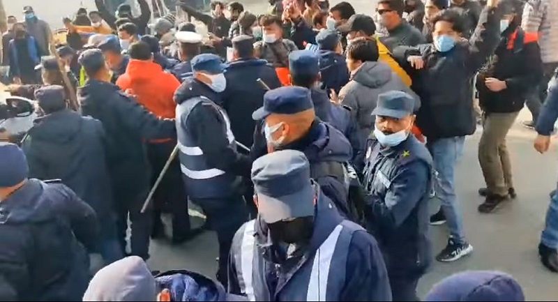 स्थानीय चुनावको मिति तत्काल घोषणा गर्न माग गर्दै मन्त्री निवास अगाडि प्रदर्शन